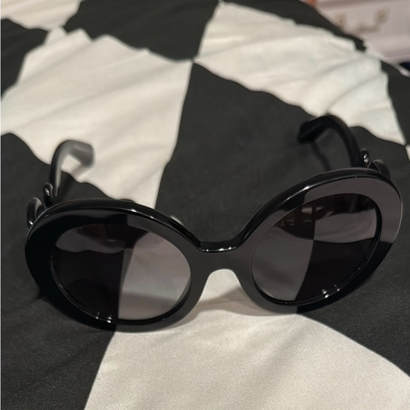 Chic Black Sunglasses - Picture 2 of 10